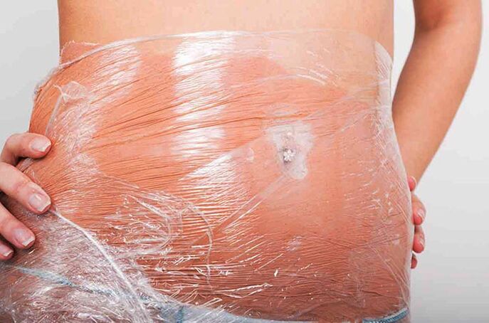 Wrapping with cling film supports fat burning in the problem area. 