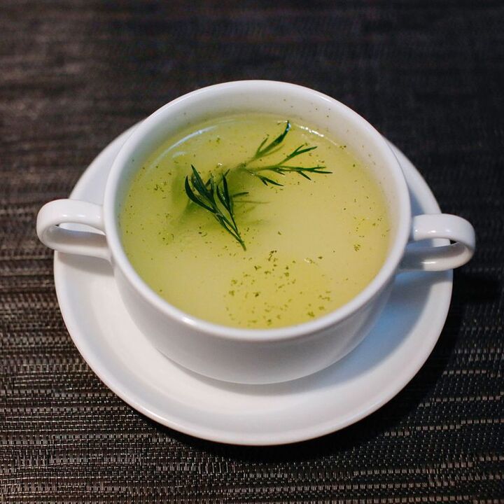 Chicken broth is included in the diet of the third day of the 6-leaf diet. 