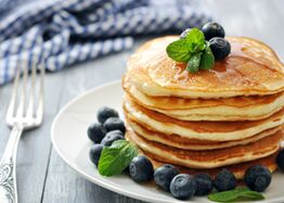 After the kefir diet, you can have breakfast with delicious diet pancakes. 
